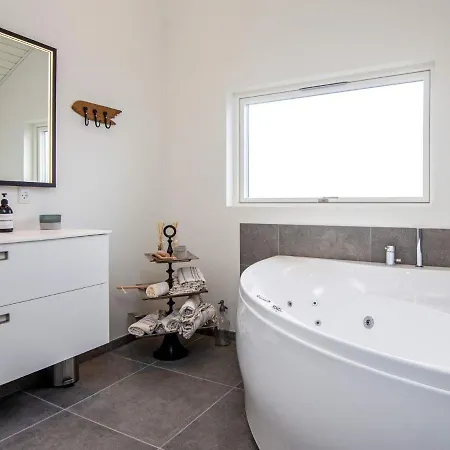 Vakantiehuis Stylish Lakeview Retreat-by Traum
