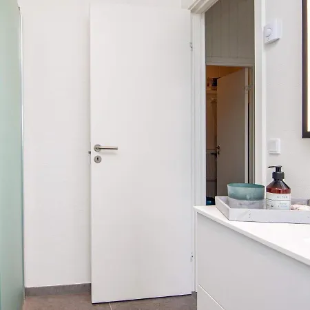 Vakantiehuis Stylish Lakeview Retreat-by Traum *