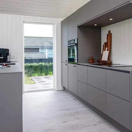 Stylish Lakeview Retreat-by Traum