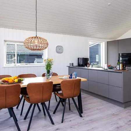 Stylish Lakeview Retreat-by Traum