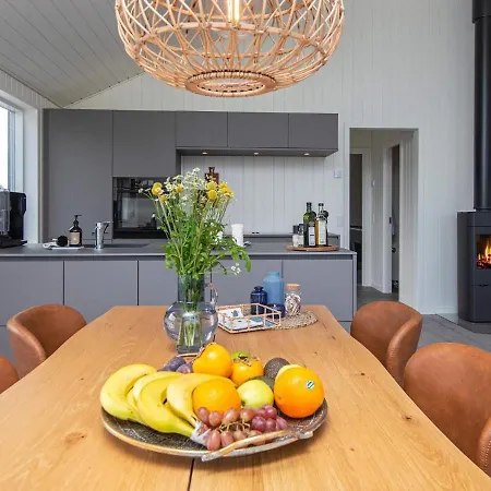Stylish Lakeview Retreat-by Traum *